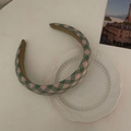 Dettaglio del cerchietto a righe rosa e verdi con motivo scozzese su un piatto bianco - Stile Ispessito (10#) / Fascia per Capelli a Righe Verde e Rosa (10#)
