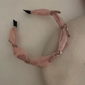 Cerchietto in tessuto rosa con nodo e decorazioni di perle e strass per donna - Cerchietto in Maglia Rosa Pieghettata
