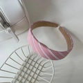 Gros plan du serre-tête rose rayé avec dents antidérapantes et tissu texturé - Rayures Diagonales Roses (10#)