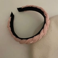 Detalle de diadema trenzada de terciopelo rosa con adornos de micro diamantes de imitación - Diadema Trenzada Rosa