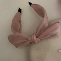 Dettaglio del cerchietto in seta rosa con strass luccicanti e punte nere antiscivolo - Fascia con Fiocco in Raso Rosa