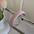 Cerchietto in raso rosa imbottito con spugna esposto su un elegante supporto in metallo - Rosa