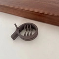 Dettaglio della molletta per capelli in acrilico caffè opaco con doppi denti interni - Forma di pesce / Caffè