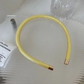Detalle de una diadema de satén amarillo brillante con elegantes puntas de metal dorado - Amarillo