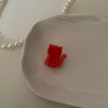 Graziosa pinza per capelli a forma di gatto rosso traslucido in acetato su piatto bianco - Gatto rosso