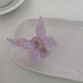 Détail d'une pince à cheveux papillon en acétate violet et rose sur un plateau blanc - 7.5cm / Papillon Rose Pourpre