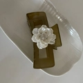 Dettaglio molletta per capelli quadrata marrone con fiore 3D su vassoio in ceramica - Stile Fiore Quadrato Grande Verde Scuro