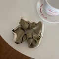Detail van olijfgroene satijnen scrunchie met beige bies en geweven merklabel - Donkergroen