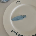 Mattblaue Herz-Haarklammer mit UANODIAM-Gravur auf einer minimalistischen Keramikplatte - Hellblauer Nahtloser Clip