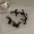Elegante cerchietto di perle bianche con delicati fiocchi in rete nera per uno stile chic - Nero