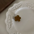 Pinza per capelli a fiore marrone opaco minimalista su un piatto di ceramica in pizzo - Pinza per Capelli Fiore Caramello