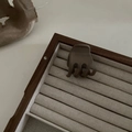 Piccola molletta triangolare opaca per capelli in marrone scuro per acconciature - No. 1 Piccolo Triangolo Cachi