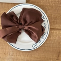 Lazo para el pelo grande de satén marrón oscuro con cintas largas en un plato blanco - Marrón