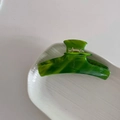 Elegante pinza per capelli in acetato con texture marmo verde su un vassoio bianco - Fermaglio a Striscia Lunga
