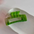 Pinza per capelli incrociata in acetato verde con motivo a strisce stile retrò chic - Pinza quadrata