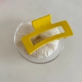 Dettaglio del fermaglio per capelli giallo opaco geometrico con cornice rettangolare - Giallo Giunzione Quadrata