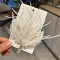 Squisito fermaglio per capelli fatto a mano in piume bianche con perle e cristalli lucidi - Bianco
