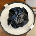 Detail van scrunchie gemaakt van zwart kunstleer en grijze stof op een dienblad - Scrunchie / Zwart en Grijs
