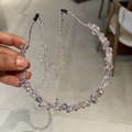 Dettaglio del cerchietto di cristallo viola con eleganti ciondoli a nappa di perle - Viola Chiaro