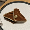 Dettaglio del cerchietto in velluto bordeaux con bottone stemma dorato e treccia - Fermaglio per capelli / Fermaglio per Capelli Caffè