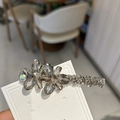 Dettaglio ravvicinato del fermaglio per capelli a fiori con cristalli grigi lucidi - Grigio