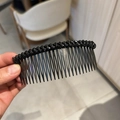 Detailopname van de zwarte haarkam met gefacetteerde kristallen kralen voor styling - Zwart