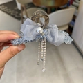 Elegante molletta per capelli color tè con fiocco in rete blu, perle e lunghe nappe - Grigio