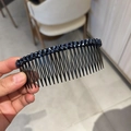 Detail van een haar kam met donkerblauwe gefacetteerde kristallen en zwarte tanden - Marineblauw