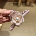 Dettaglio molletta a camelia in tweed rosa con bordi di cristallo e perle - Rosa 13cm