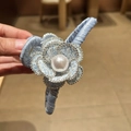 Dettaglio della molletta per capelli camelia azzurra con cristalli e perla centrale - Blu 13cm