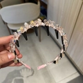 Détail d'un serre-tête en cristal gris clair avec satin rose et détails noirs - Rose