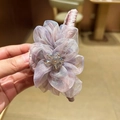 Pinza per capelli a fiore in organza viola con cristallo centrale e petali lucidi - Viola Chiaro