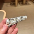 Elegante fermaglio argento con perle bianche lucide e strass scintillanti decorativi - Bianco