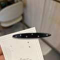 Détail d'une pince à cheveux noire en acétate avec strass roses sur carte - Noir