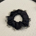 Détail du chouchou en satin noir avec des perles de cristal multifacettes - Noir