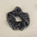 Chouchou élégant en velours gris avec bordure luxueuse en perles de cristal - Gris