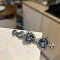 Primer plano detallado de pinza para el pelo con cristales azules y base plateada - Azul Real