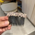 Primer plano de un peine para el cabello con cristales rosas para moños elegantes - Rosa