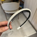 Detalle de diadema antideslizante con perlas blancas y dientes internos para el peinado - Beige