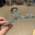 Große Haarklammer mit funkelnden Kristallen, grauem Stoffbezug und elegantem Design - Transparentes Grün