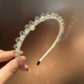 Vue détaillée des perles de cristal facettées sur le serre-tête de luxe avec embouts noirs - Vert Transparent