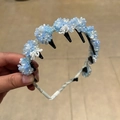 Primer plano de diadema con flores de cuentas cristales azules y dientes antideslizantes - Azul claro