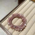 Détail de perles roses style opale sur un chouchou élastique tissé sur un plateau - Rose