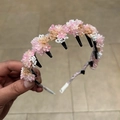 Detalle de diadema de flores de cuentas con diseño de dientes interiores antideslizantes - Rosa