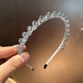 Detalle de diadema de cristal de lujo con hilo de seda blanco y cuentas talladas - Azul claro