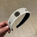 Elegante cerchietto in tweed con perle finte bianche e pietre preziose per donna - Bianco Sporco