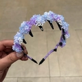 Diadema elegante de flores con cuentas azules y moradas y peine antideslizante lateral - Morado