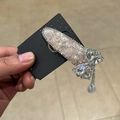 Elegante pinza para el cabello con lazo plateado, diamantes de imitación y perlas - Rosa