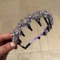 Detailopname van paarse kristallen bloemen hoofdband met dubbellaagse haarclips - Paars