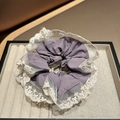 Detalle de coletero morado con bordado de encaje blanco y patrones florales - Morado